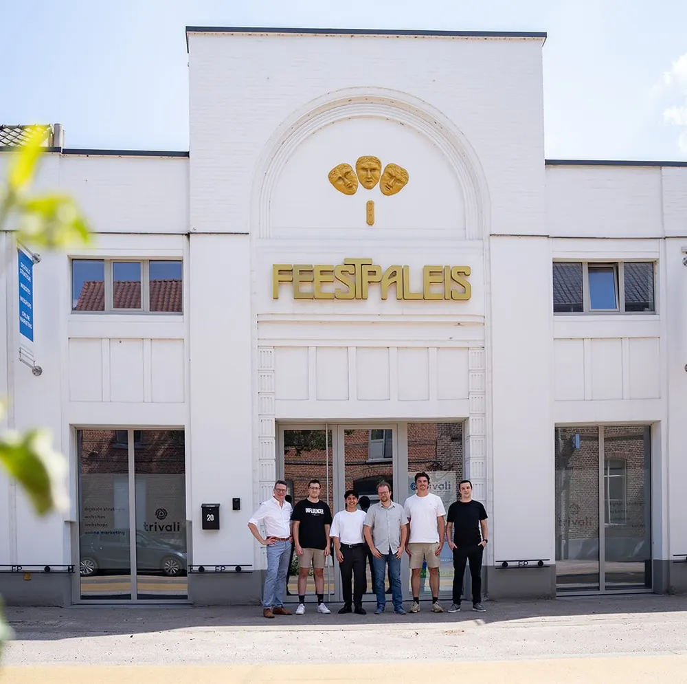 Het Trivali-team voor het kantoor in het voormalige Feestpaleis in Beervelde