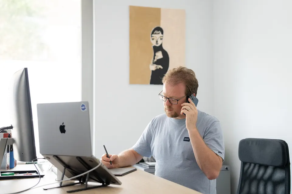 Kristof van Trivali in een telefonisch gesprek