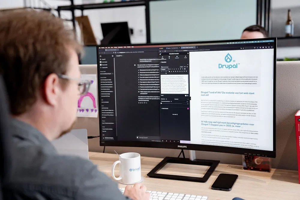 Frederic van Trivali analyseert een website achter zijn scherm