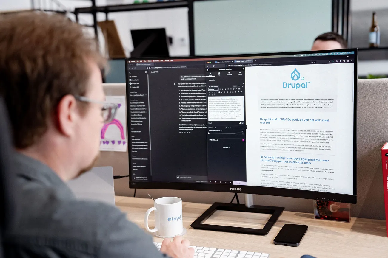Computerscherm met Drupal website op