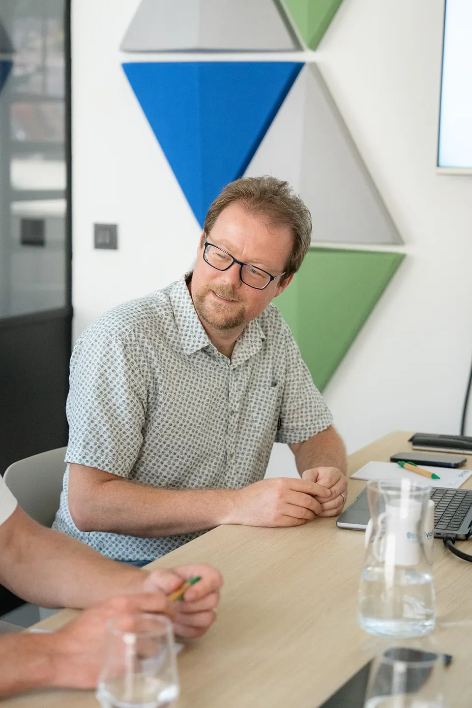 Kristof van Trivali in een strategiesessie