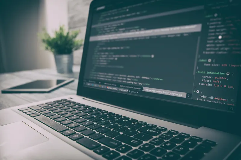 Laptop met programmeercode op het scherm