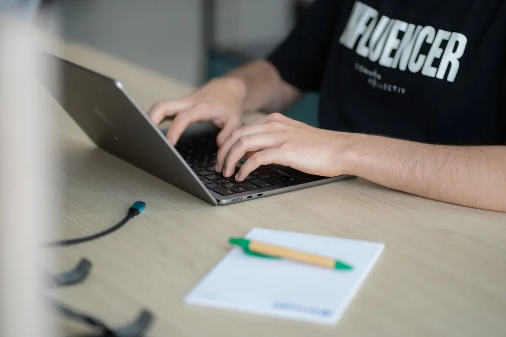 Handen op een laptop