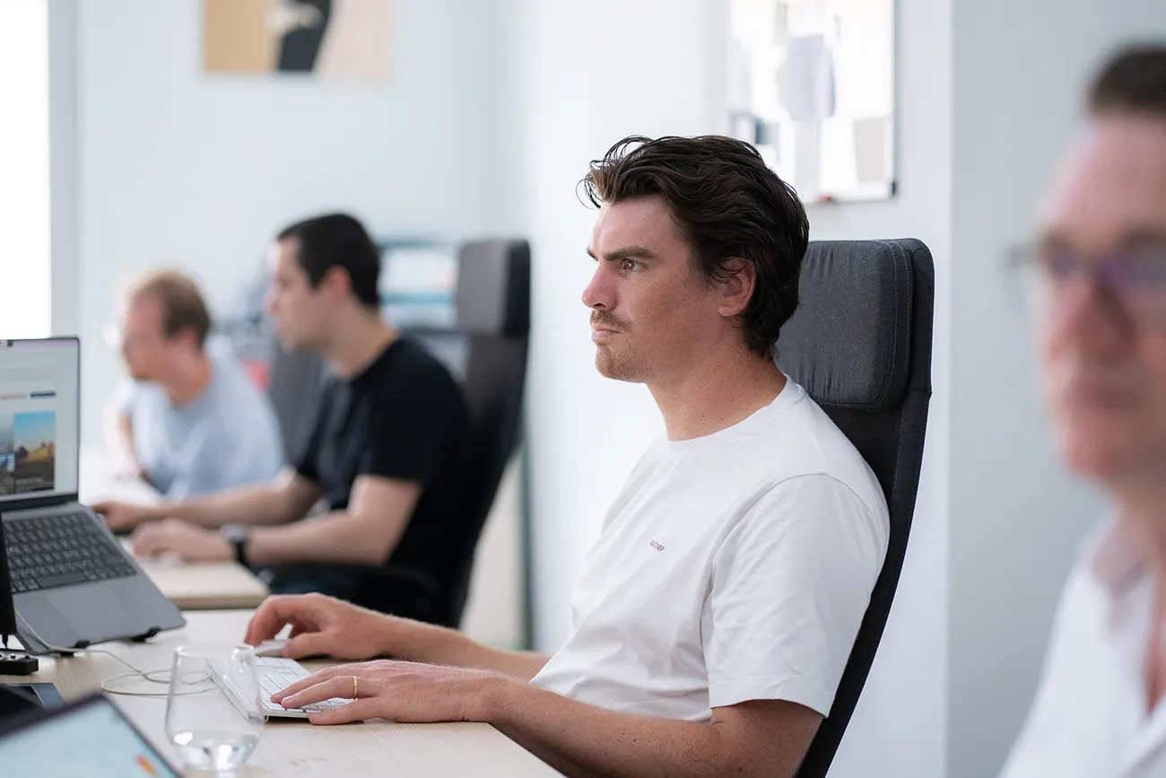 Collega's van Trivali aan het werk op hun laptop
